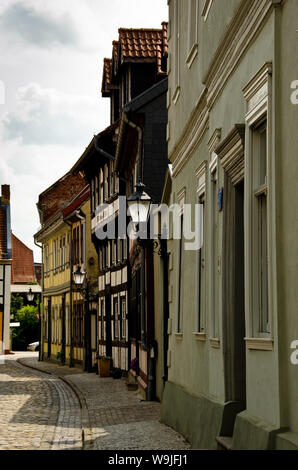 Voir dans une rue solitaire avec de belles maisons anciennes à Salzwedel, Banque D'Images