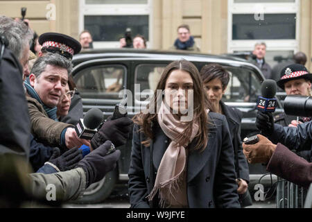 2019 sur les secrets officiels est un thriller politique américano-britannique réalisé par Gavin Hood, avec Keira Knightley, Matt Smith, Matthew Goode, Adam Bakri, Indira Varma, et Ralph Fiennes. Cette photographie est fourni pour un usage éditorial uniquement et est l'auteur du film company et/ou de l'espace attribué par le photographe ou film société de production. Banque D'Images