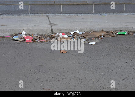 Une compilation d'ordures et déchets jetés au lieu de mettre dans la litière peut. La plupart de ces peuvent être recyclés, aucun ne doit être laissé autour. Banque D'Images