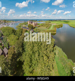 Muiderslot château appelé avec la marina, Lemmer, Noord-Holland, , Pays-Bas, 30071274 *** *** légende locale, le château de l'eau, des arbres, l'été, les navires, Banque D'Images