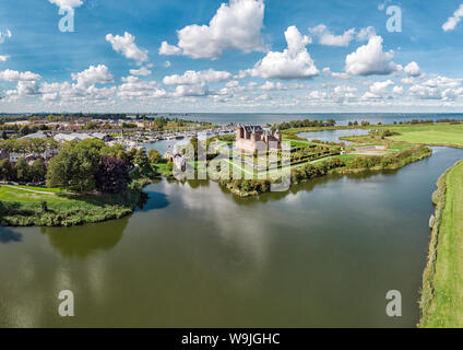 Muiderslot château appelé avec la marina, Lemmer, Noord-Holland, , Pays-Bas, 30071272 *** *** légende locale, le château de l'eau, des arbres, l'été, l'aerial Banque D'Images