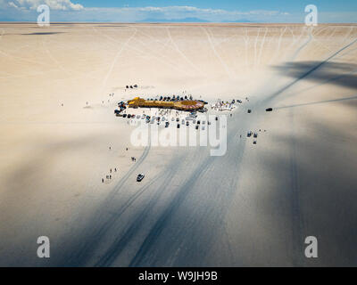 D'une antenne lodge et des voitures dans les salines d'Uyuni en Bolivie Banque D'Images