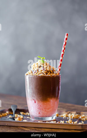 Smoothie aux fraises et chocolat avec du riz piffetp traite de la mise sur table en bar restaurant. Banque D'Images