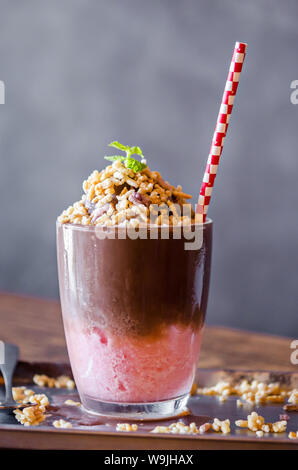 Smoothie aux fraises et chocolat avec du riz piffetp traite de la mise sur table en bar restaurant. Banque D'Images