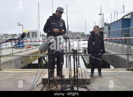 Activiste climatique Greta Thunberg, avec Boris Herrmann, parle aux médias avant d'shebegins son voyage vers les États-Unis de Plymouth sur la Malizia II, pour assister à des manifestations climatiques dans le pays les 20 et 27 septembre et à prendre la parole à l'action des Nations Unies sur les changements climatiques Sommet. Banque D'Images