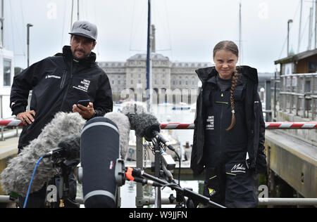 Activiste climatique Greta Thunberg, avec Boris Herrmann, parle aux médias avant d'shebegins son voyage vers les États-Unis de Plymouth sur la Malizia II, pour assister à des manifestations climatiques dans le pays les 20 et 27 septembre et à prendre la parole à l'action des Nations Unies sur les changements climatiques Sommet. Banque D'Images