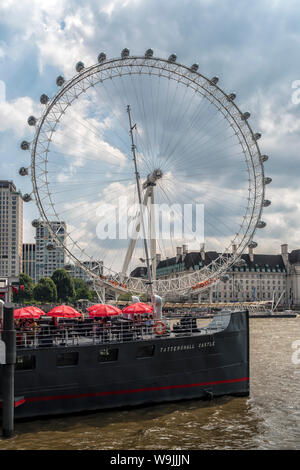 LONDRES, Royaume-Uni - 21 JUILLET 2018 : vue sur le London Eye vue au-dessus du bateau-restaurant du château de Tatterdall Banque D'Images