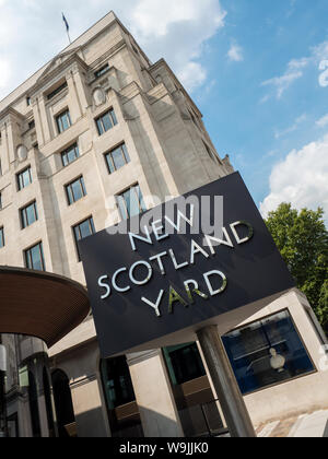 LONDRES, Royaume-Uni - 21 JUILLET 2018 : vue extérieure du bâtiment New Scotland Yard avec panneau sur Victoria Embankment Banque D'Images