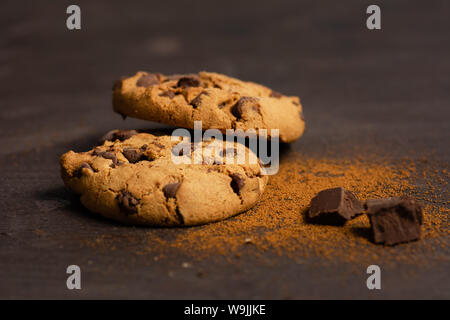 Des cookies aux pépites de chocolat sur une table en bois Banque D'Images
