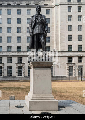 LONDRES, Royaume-Uni - 21 JUILLET 2018 : statue commémorative du Seigneur Trenchard d'Air (par W McMillan) dans les jardins du remblai de Victoria Banque D'Images