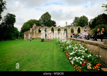 Vestiges de l'abbaye Sainte Marie à York, Royaume-Uni, dans un beau parc verdoyant, jardins du Musée Banque D'Images