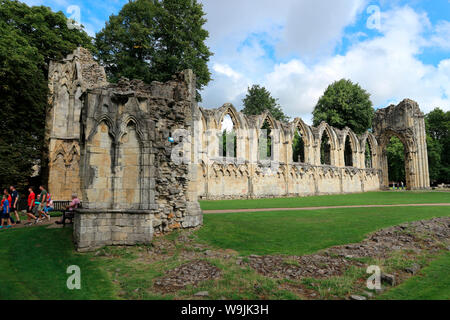 Vestiges de l'abbaye Sainte Marie à York, Royaume-Uni, dans un beau parc verdoyant, jardins du Musée Banque D'Images