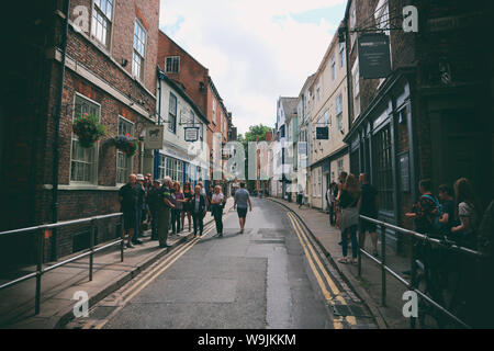 En marchant dans la foule dans la belle rue High Petergate à York, pendant un voyage au Royaume-Uni Banque D'Images