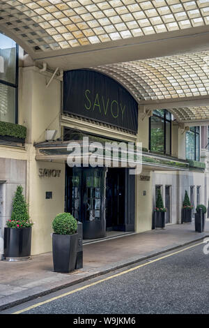 LONDRES, Royaume-Uni - 21 JUILLET 2018 : vue extérieure de l'entrée de l'hôtel Savoy avec panneau Banque D'Images