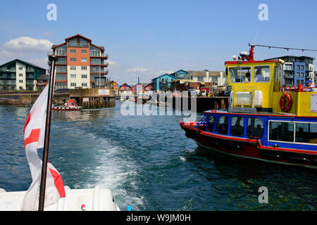 L'estuaire de l'Exe à l'entrée du port d'Exmouth, comme des bateaux qui partent et arrivent. Banque D'Images