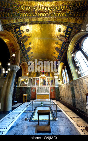 Londres, Angleterre, Royaume-Uni. La Cathédrale de Westminster (catholique) de l'intérieur. Chapelle de saint Grégoire et saint Augustin - lieu de repos du cardinal Basil Hume Banque D'Images