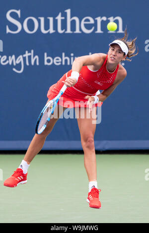 Mason, Ohio, USA. Août 13, 2019. Garbine Muguruza (ESP) sert de tour de l'Ouest et du Sud de s'ouvrir à la Lindner Family Tennis Center, Mason, Oh. Crédit : Scott Stuart/ZUMA/Alamy Fil Live News Banque D'Images