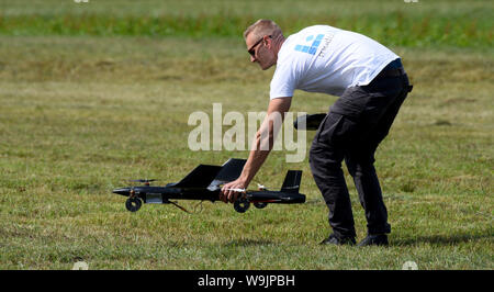 Augsburg, Allemagne. 14Th Aug 2019. Stefan Kraus est titulaire d'un drone de départ. Les étudiants de l'Université d'Augsbourg testé modèle du carbone des roquettes. Ceux-ci devraient être en mesure de voler de manière contrôlée après l'escalade et atterrir en toute sécurité. L'objectif du projet est de rendre la technologie utilisable commercialement - par exemple pour les taxis de l'air. Credit : Stefan Udry/dpa/Alamy Live News Banque D'Images