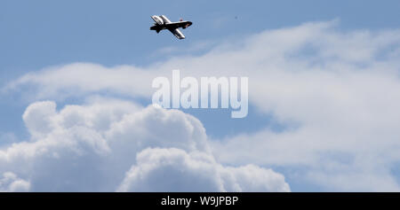 Augsburg, Allemagne. 14Th Aug 2019. Un drone carbone vole dans le ciel. Les étudiants de l'Université d'Augsbourg testé modèle du carbone des roquettes. Ceux-ci devraient être en mesure de voler de manière contrôlée après l'escalade et atterrir en toute sécurité. L'objectif du projet est de rendre la technologie utilisable commercialement - par exemple pour les taxis de l'air. Credit : Stefan Udry/dpa/Alamy Live News Banque D'Images