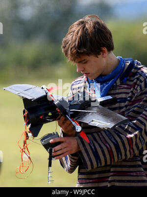 Augsburg, Allemagne. 14Th Aug 2019. Simon Rusche est vêtu de son drone de carbone s'est écrasé. Les étudiants de l'Université d'Augsbourg testé modèle du carbone des roquettes. Ceux-ci devraient être en mesure de voler de manière contrôlée après l'escalade et atterrir en toute sécurité. L'objectif du projet est de rendre la technologie utilisable commercialement - par exemple pour les taxis de l'air. Credit : Stefan Udry/dpa/Alamy Live News Banque D'Images