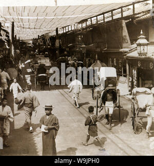 [ 1900 - Japon rue commerçante ombragée à Kyoto ] - Auvents protègent les piétons de l'été au soleil (Shijodori 四条通) à Kyoto, vers 1904 (37) L'ère Meiji. 20e siècle stéréogramme vintage. Banque D'Images