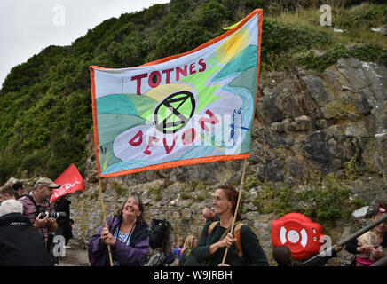 Les partisans de l'activiste climatique Greta Thunberg sur Devil's Point, Plymouth, l'attendre pour commencer son voyage vers les États-Unis de Plymouth sur la Malizia II, pour assister à des manifestations climatiques dans le pays les 20 et 27 septembre et à prendre la parole à l'action des Nations Unies sur les changements climatiques Sommet. Banque D'Images