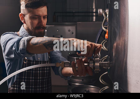 Beer maker se mélange à des types de bière dans le canon à l'aide de tuyaux et clair il fait tout ses pas le plus facile à faire. Banque D'Images