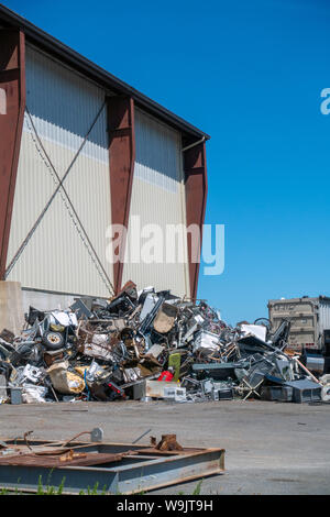 Gros tas de ferraille dans des décharges à l'installation de gestion intégrée des déchets solides dans la région de Bourne, Cape Cod, Massachusetts USA Banque D'Images