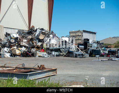 Big heap, pieu ou tas de ferraille à l'installation de gestion intégrée des déchets solides dans la région de Bourne, Cape Cod, Massachusetts USA Banque D'Images