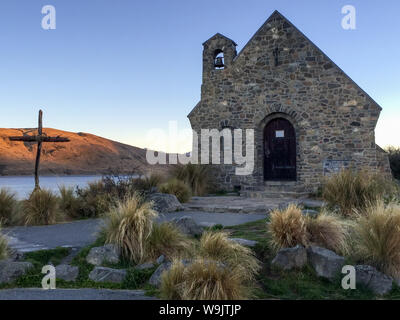 La petite mais superbe église du Bon Pasteur comme l'rayons dorés du soleil illumine la surronding hills personne dans l'image. Banque D'Images