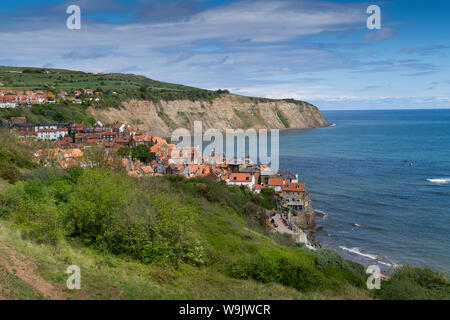 Robin Hood's Bay vue depuis les falaises ci-dessus. Banque D'Images