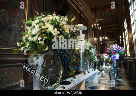 Bruxelles, Belgique. 14Th Aug 2019. Un art floral est vu le premier jour de l'exposition Flowertime dans l'Hôtel de Ville de Bruxelles à Bruxelles, Belgique, 14 août 2019. Tous les autres l'été, en alternance avec les tapis de fleurs de la Grand Place, l'Hôtel de Ville de Bruxelles reçoit Flowertime. Cette année, lors de l'événement de cinq jours, floral des artistes de nombreux pays et régions d'utiliser plus de 100 000 fleurs pour décorer les chambres historiques de l'hôtel de ville. Credit : Zheng Huansong/Xinhua/Alamy Live News Banque D'Images