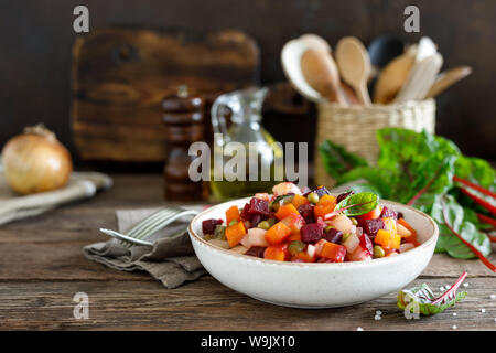 Betteraves ou salade de légumes bouillis sur table rustique en bois libre Banque D'Images