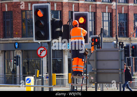 Ingénieur de maintenance travaillant sur système de feux de circulation dans la ville de Leeds, yorkshire royaume uni Banque D'Images