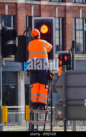 Ingénieur de maintenance travaillant sur système de feux de circulation dans la ville de Leeds, yorkshire royaume uni Banque D'Images