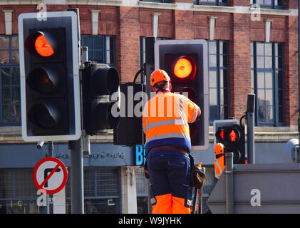 Ingénieur de maintenance travaillant sur système de feux de circulation dans la ville de Leeds, yorkshire royaume uni Banque D'Images