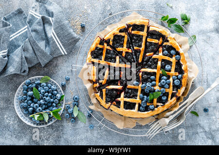 Américain traditionnel fait maison tarte aux bleuets avec des pâtisseries, vue d'en haut Banque D'Images