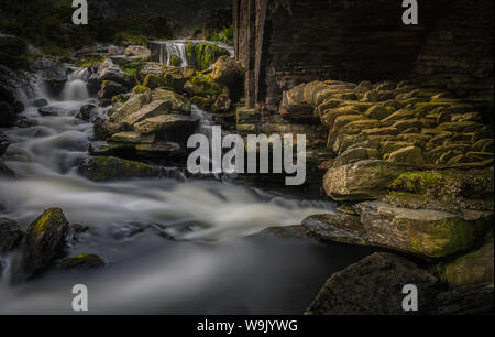 A pris cette image de sous un pont à Ogwen Valley, le parc national de Snowdonia dans le nord du Pays de Galles UK à l'été 2019. Ce serait une grande muraille art image Banque D'Images