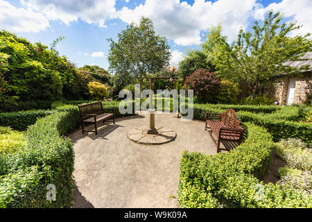 Des bancs dans un lieu de paix et de tranquillité, Le Secret Memorial Garden, Great Torrington, Devon, UK. Banque D'Images