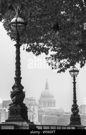 La Cathédrale St Paul, vu de South Bank, Londres, Angleterre, Royaume-Uni, Europe Banque D'Images