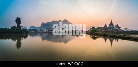 Kyauk Kalap Temple bouddhiste au milieu d'un lac au lever du soleil, un HPA, l'Etat de Kayin (Karen), le Myanmar (Birmanie), l'Asie Banque D'Images