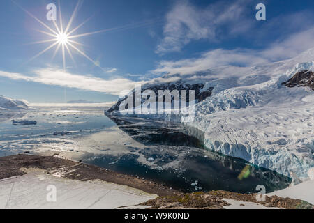 Les eaux s'étouffa de glace glace entouré de montagnes enneigées et de glaciers en Neko Harbour, l'Antarctique, régions polaires Banque D'Images