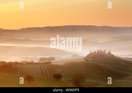 Maison de ferme Belvedere au lever du soleil, près de San Quirico d'Orcia (Val d'Orcia), site du patrimoine mondial de l'UNESCO, la province de Sienne, Toscane, Italie, Europe Banque D'Images