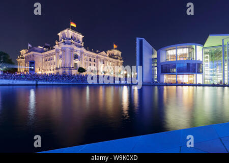 À propos de l'histoire allemande, Lightshow Reichstag Bâtiment du Parlement et Paul Loebe Apartment Building, Berlin Mitte, Berlin, Germany, Europe Banque D'Images