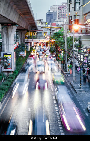 Sukhumvit Road traffic dans Rush Hour, Bangkok, Thaïlande, Asie du Sud, Asie Banque D'Images