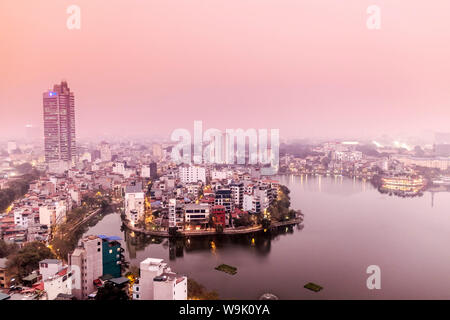Vue sur le centre ville et le lac de l'ouest de Hanoi, Hanoi, Vietnam, Indochine, Asie du Sud-Est, l'Asie Banque D'Images