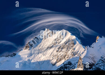 Nuage Blanc à l'aube s'allume le Piz Bernina et Biancograt, Engadine, Canton des Grisons, Engadine, Suisse, Europe Banque D'Images