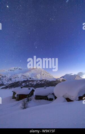 Les cabanes de neige épais couvert de Cf Alpina pendant une nuit étoilée, Grisons, Swiss Alps, Switzerland, Europe Banque D'Images