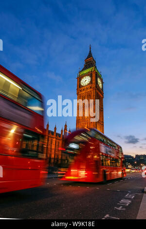 Autobus à deux étages typiques et Big Ben, Westminster, Londres, Angleterre, Royaume-Uni, Europe Banque D'Images