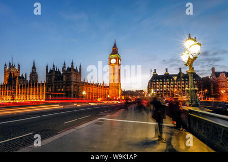 Big Ben et le Palais de Westminster de Westminster Bridge at night, London, Angleterre, Royaume-Uni, Europe Banque D'Images